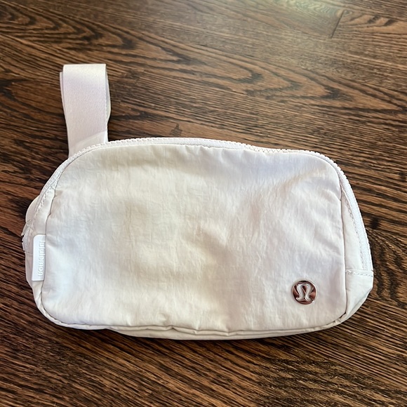 Lululemon Everywhere Belt Bag - Picture 2 of 3